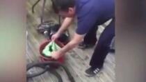 Došao je da popravi usisivač, a kada ga je otvorio, nastao je opšti haos! (VIDEO)