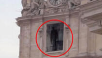Na ulazu u crkvu u Vatikanu turista slučajno snimio prizor od kojeg se ledi krv u venama (VIDEO)