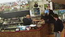 Htio je opljačkati kebab shop, a vlasnik ga totalno izignorirao! (VIDEO)