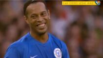 Ronaldinho potezom osramotio Nevillea, pa mu se izvinio (VIDEO)