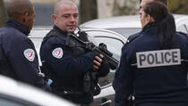 HAOS U PARIZU: Na ulici zaklao policajca i njegovu ženu, ranio im sina (VIDEO)