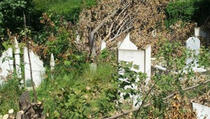Oštećeno muslimansko groblje u sjevernoj Mitrovici
