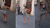 Prišla je uličnom sviraču koji je svirao violinu i zaplesala... (VIDEO)