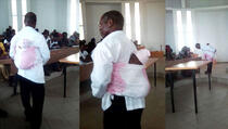 Profesor na leđima nosio bebu studentice kako bi ona mogla pratiti predavanje