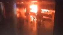 ŠOKANTNI VIDEO SNIMCI: Ranjeni ljudi panično trče na aerodromu "Ataturk", bombaši se u jaucima raznose!