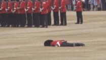 Vojnik se onesvijestio na proslavi kraljičinog rođendana (VIDEO)