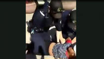 SAD: Policajci brutalno pretukli tinejdžerku (VIDEO)