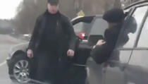Huligan je izašao iz automobila i krenuo da tuče starca (VIDEO)