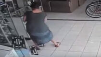 Kada vidite šta je ova žena ukrala i na koji način past ćete sa stolice (VIDEO)