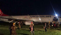 Avion iz Turske sletio van piste aerodroma u Prištini (VIDEO)