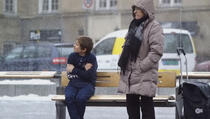 Šta biste Vi učinili kada biste na autobuskoj stanici ugledali dijete koje se smrzava?