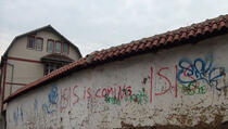 "ISIS dolazi", grafiti na ogradi crkve u Prištini