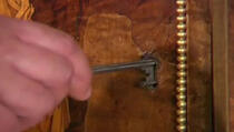 Stavio je ključ u 200 godina star kredenac i... (VIDEO)