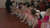 Mladoženja opipa sve dame na svadbi, kako bi pogodio koja je mlada (VIDEO)