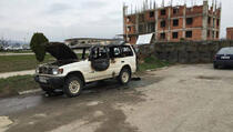 Tri službena automobila zapaljena na Kosovu