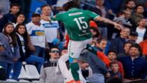 Pogledajte kako je fudbaler udario nogom navijača u Čileu (VIDEO)