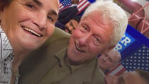 Bill Clinton emotivno reagovao kada je sreo kosovsku porodicu (VIDEO)