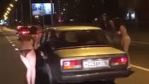 U namjeri da "upecaju" muža, skinule se gole i zaustavljale vozila (VIDEO)
