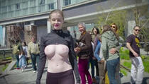 Manekenka šetala New Yorkom golih grudi (VIDEO)
