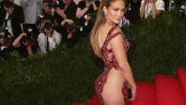 Jennifer Lopez zadigla majicu i pokazala gole grudi (FOTO) 