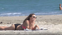 Zapalila cigaretu na plaži, pa dobro požalila zbog toga (VIDEO)