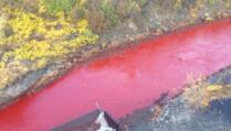 Rijeka u Sibiru postala crvena kao krv (VIDEO)