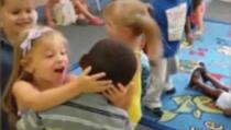 Djeca ugledala svog bolesnog prijatelja nakon nedjelju dana, a onda... (VIDEO)