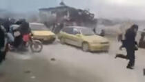 Pogledajte kako civili iz istočnog Halepa bespomoćno bježe dok šijske milicije pucaju po njima (Video)