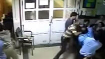 Opšta tuča u bolnici zmeđu rodbine i radnika obezbjeđenja (VIDEO)