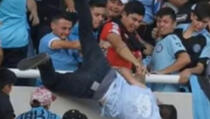 Huligani ubili navijača za vrijeme utakmice (VIDEO)