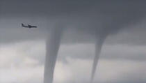 Putnički avion letio kroz tri tornada, snimak postao hit (VIDEO)