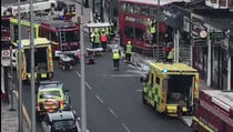 BIZARNA NESREĆA U LONDONU: Autobus se zabio u trgovinu (VIDEO)
