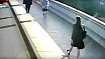 London: Iz čista mira gurnuo ženu pod autobus! (JEZIVI SNIMAK)