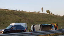 Kamion se prevrnuo na autoputu Prizren - Priština (FOTO)