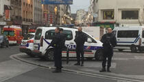 Haos u Parizu: Automobilom se zabio u vojnike, šest osoba povrijeđeno (VIDEO)