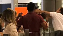 Užas na aerodromu: Radnik udario čovjeka sa bebom u naručju zbog samo jednog pitanja (VIDEO)