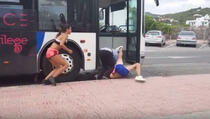 Brutalna tuča djevojke i njenog momka sa vozačem autobusa (VIDEO)