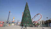 U Bagdadu postavljena 85 metara visoka jelka u znak solidarnosti sa hrišćanima