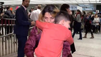 SAD: Policija na aerodromu stavila lisice petogodišnjem djetetu (VIDEO)