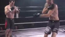 Borac je iščašio rame tokom meča, a pogledajte šta radi njegov protivnik! (VIDEO)