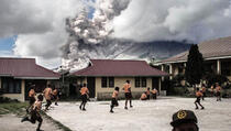 Sumatra: Djeca se bezbrižno igraju dok vulkan izbacuje pepeo i dim