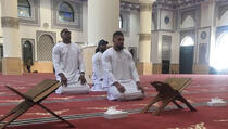 Šampiona izvrijeđali zbog fotografije molitve u džamiji