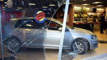 Nesvakidašnji prizor: Automobil "parkirala" u restoran (FOTO)