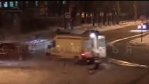 Rusija: Babica ispala iz vozila Hitne pomoći (VIDEO)