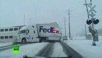 Voz raznio vozilo FedEx-a! (JEZIVI VIDEO)