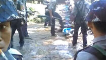 Video izazvao bijes: Policajci brutalno tukli Rohinje