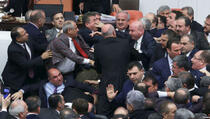 Turska: Tuča u parlamentu tokom debate o ustavnoj reformi