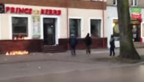 Haos u Poljskoj: Mladić bacio petardu u restoran, uposlenici ga izboli nožem (VIDEO)