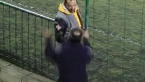 Krv tekla na sve strane: Dvojica očeva uz fudbalski teren se žestoko potukli (VIDEO)