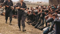 1998. GODINA: Albanci zarobljeni od strane srpskih paravojnih snaga (VIDEO)